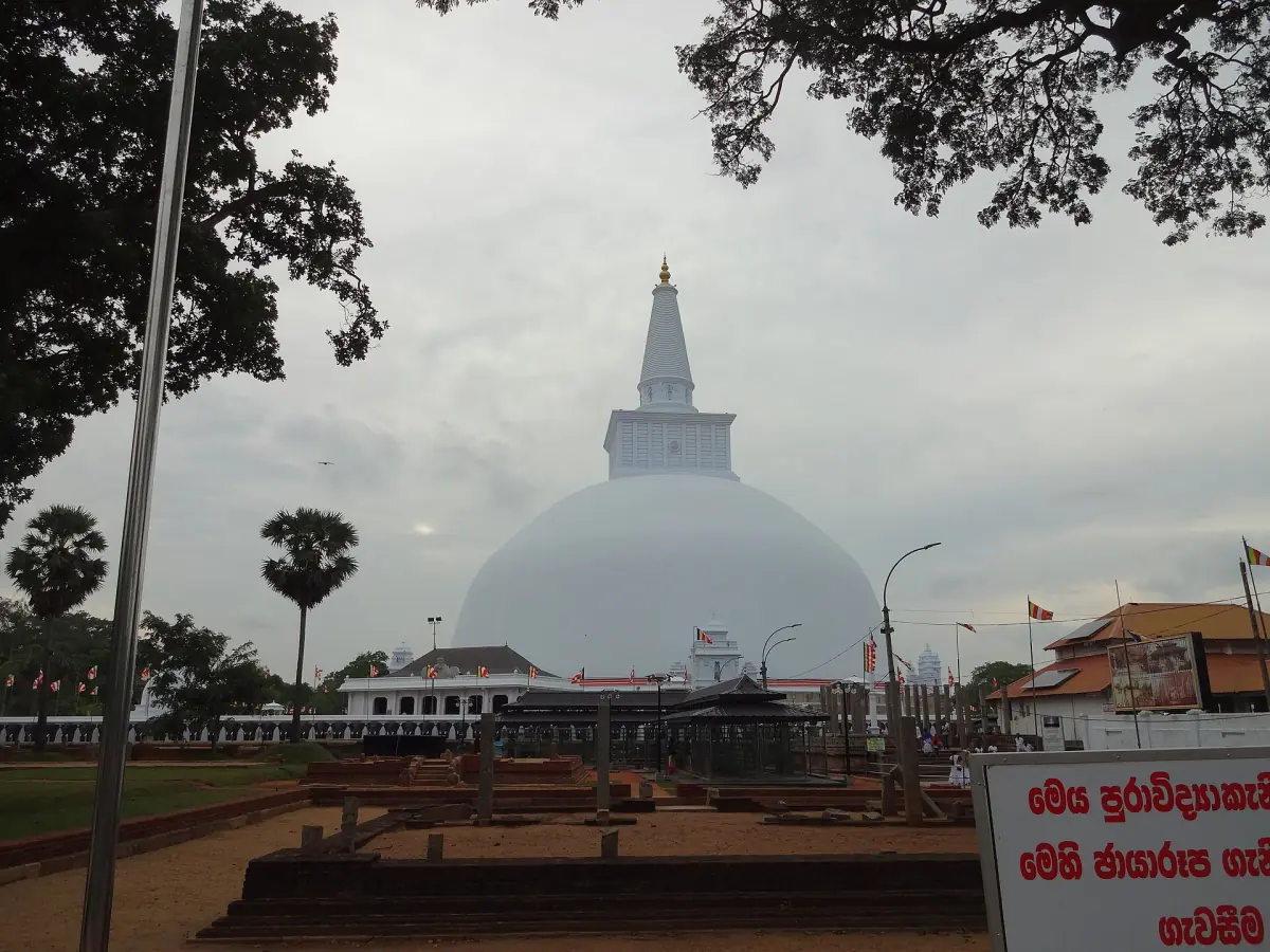 Die Stupa Ruwanwelisaya in Anuradhapura